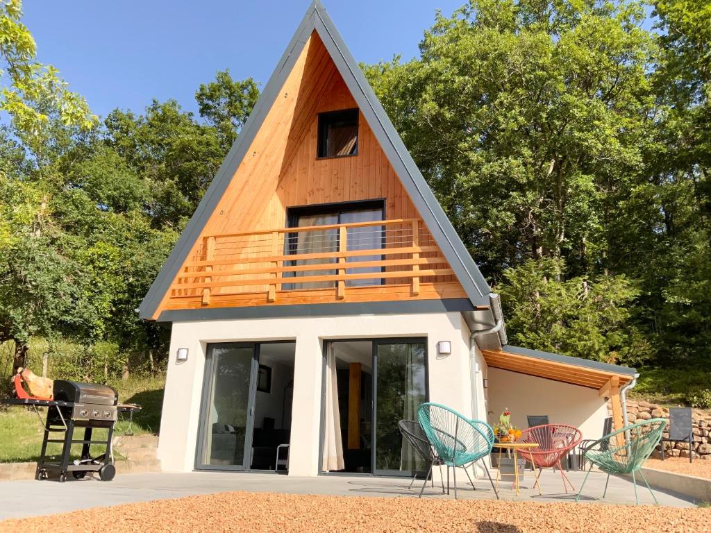 una casa pequeña con techo de gambrel en Le Chalet de la Mûre, en Bongheat