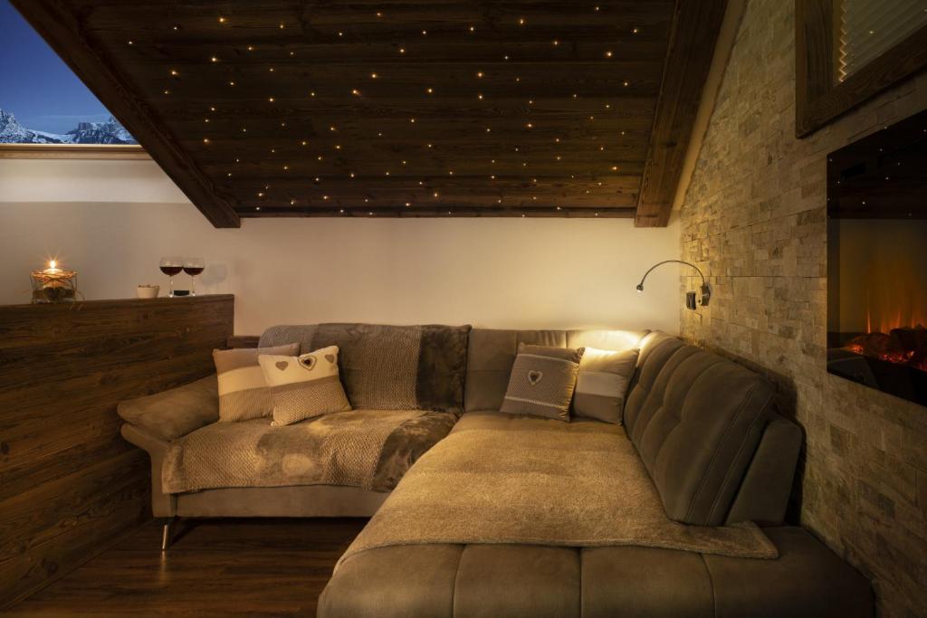 een woonkamer met een bank en een tafel bij Apartments Rondula in Santa Cristina in Val Gardena