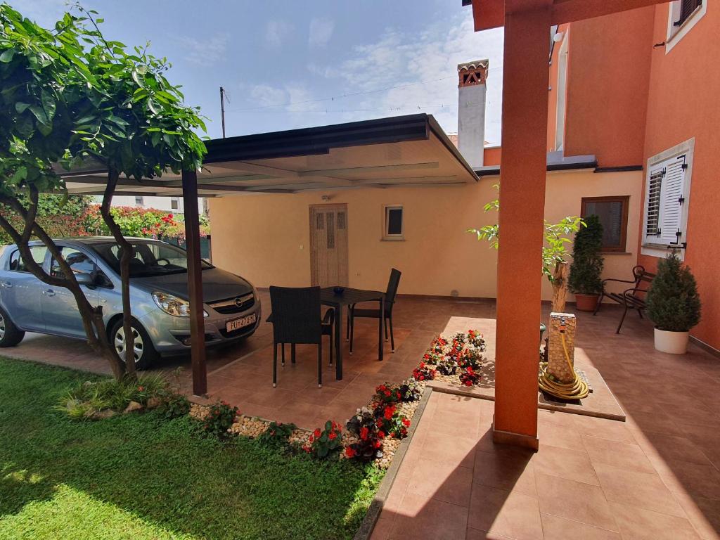 ELENA, 100 m from the beach
