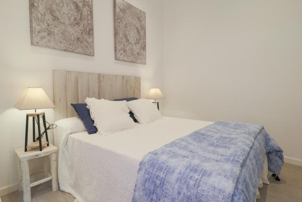 A bed or beds in a room at C93 - Trendy Two Bedrooms in Ollerias