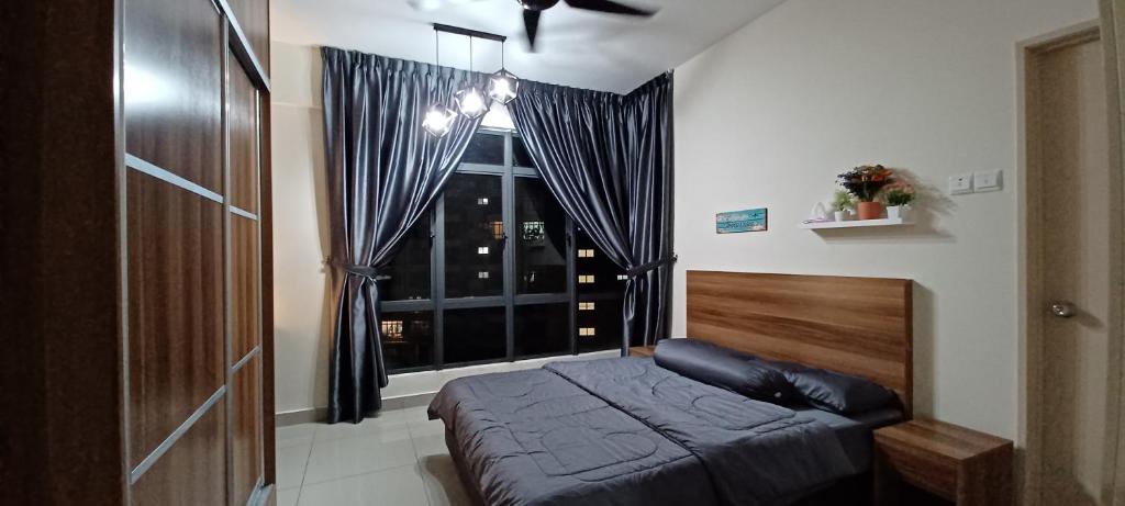 Schlafzimmer mit einem Bett vor einem Fenster in der Unterkunft HOMESTAY 2 ARC @ AUSTIN HILLS JB in Johor Bahru