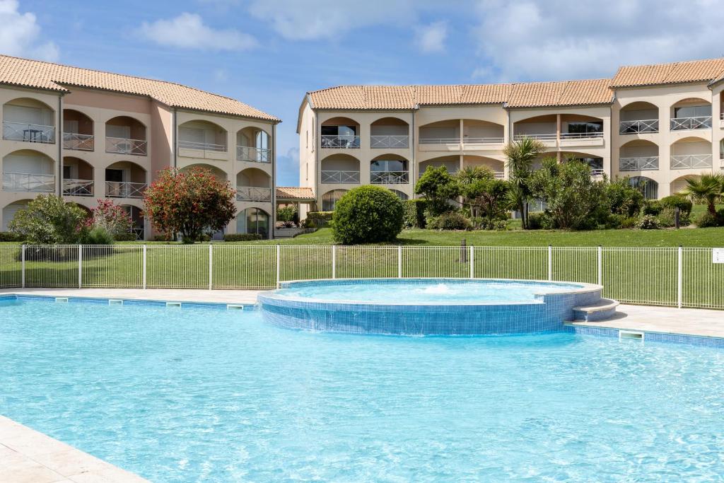 uma grande piscina em frente a um resort em Appartement Jean Claude em Moliets-et-Maa