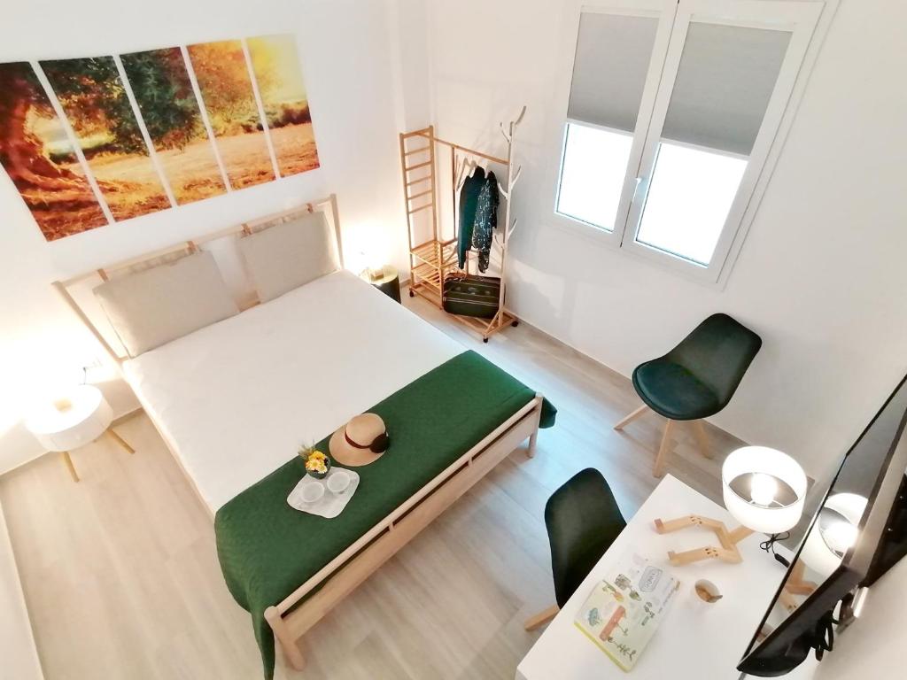 una piccola camera con letto, tavolo e sedie di CI VULIA b&b - Sicilia sea, pool, bbq, tv, wi-fi ad Alcamo Marina
