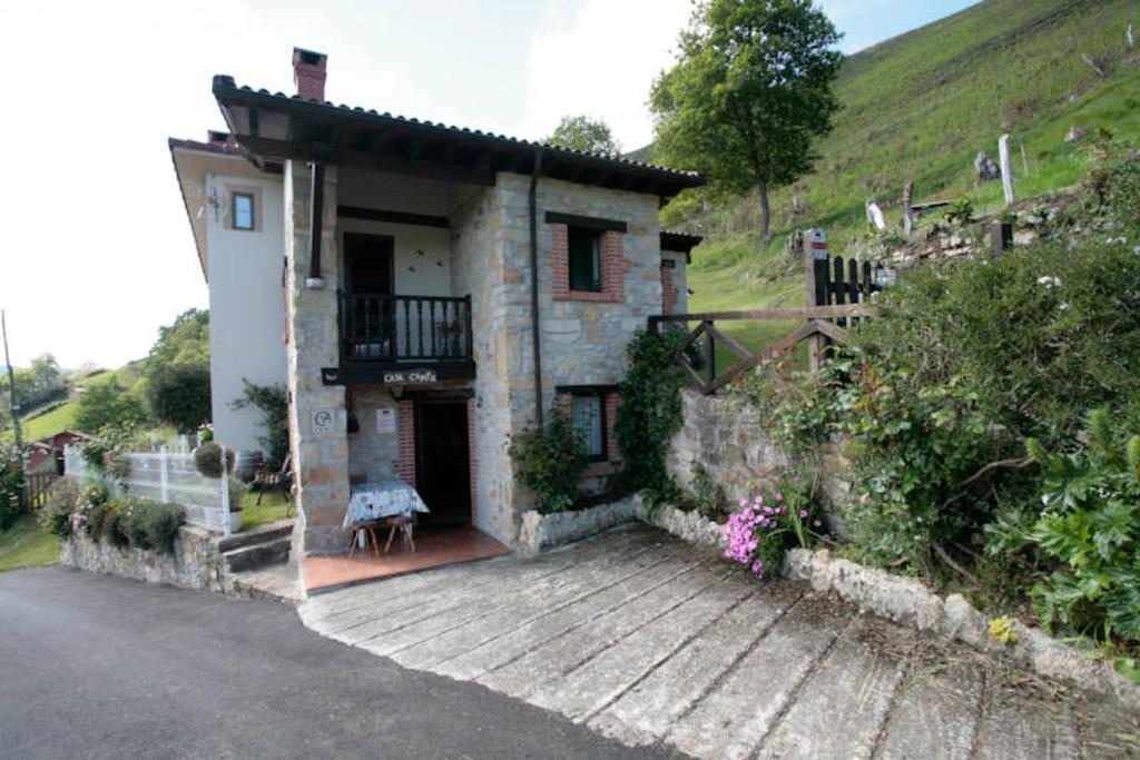 a small house with a porch and a balcony at Casa Campu 2 in Pandavenes