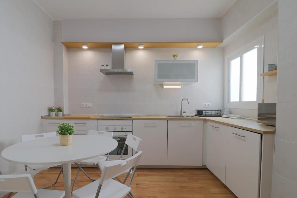 Kuchyňa alebo kuchynka v ubytovaní C102 - Huge and Stylish 5 Bedroom by the Center