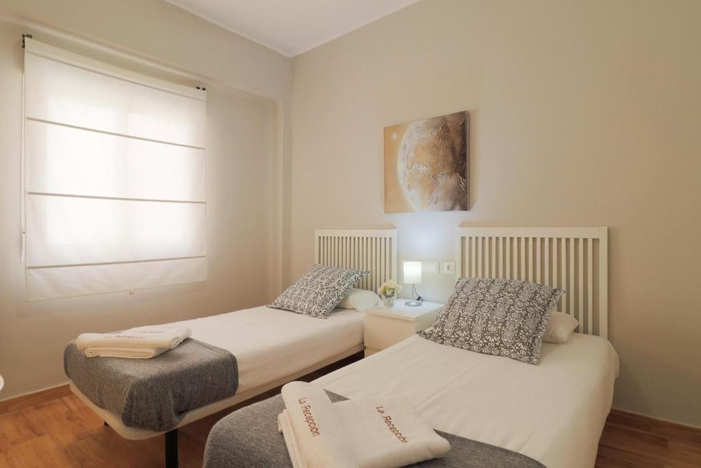 Posteľ alebo postele v izbe v ubytovaní C102 - Huge and Stylish 5 Bedroom by the Center