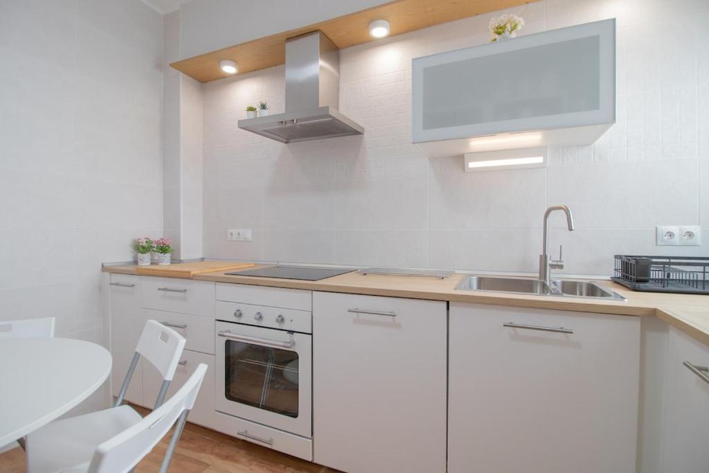 Kuchyňa alebo kuchynka v ubytovaní C102 - Huge and Stylish 5 Bedroom by the Center