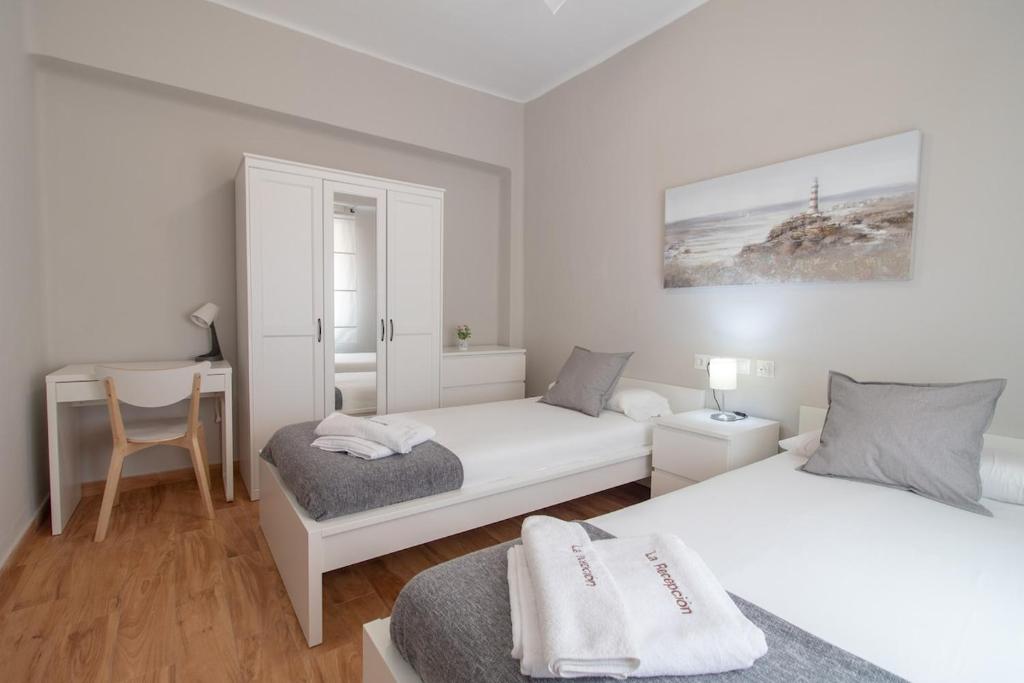 Posteľ alebo postele v izbe v ubytovaní C102 - Huge and Stylish 5 Bedroom by the Center