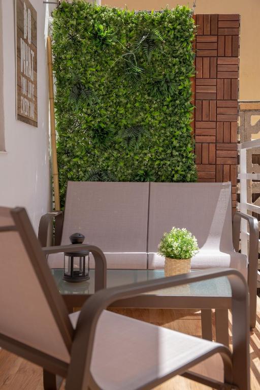 Posedenie v ubytovaní C102 - Huge and Stylish 5 Bedroom by the Center