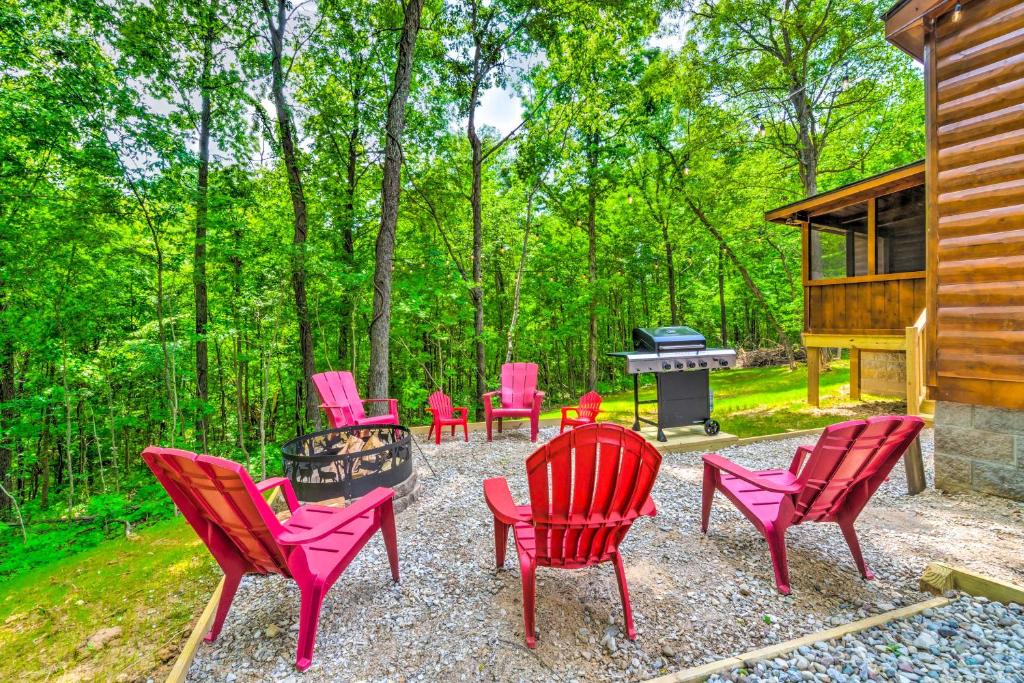 um grupo de cadeiras vermelhas e uma grelha num quintal em Almost Heaven Too 50-Acre Escape with Pond! em Brownsville
