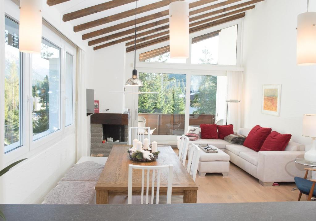 Posezení v ubytování Flat La Riva 111 with pool-Lenzerheide