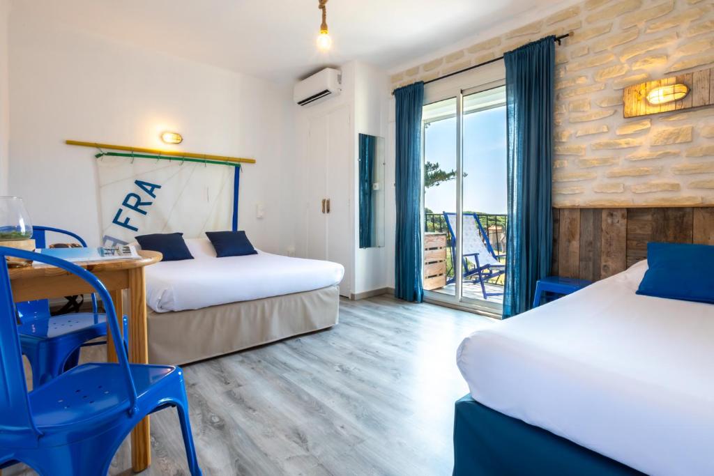 Postel nebo postele na pokoji v ubytování Hôtel Almanarre Plage - Hôtel Eco-Responsable face à la mer