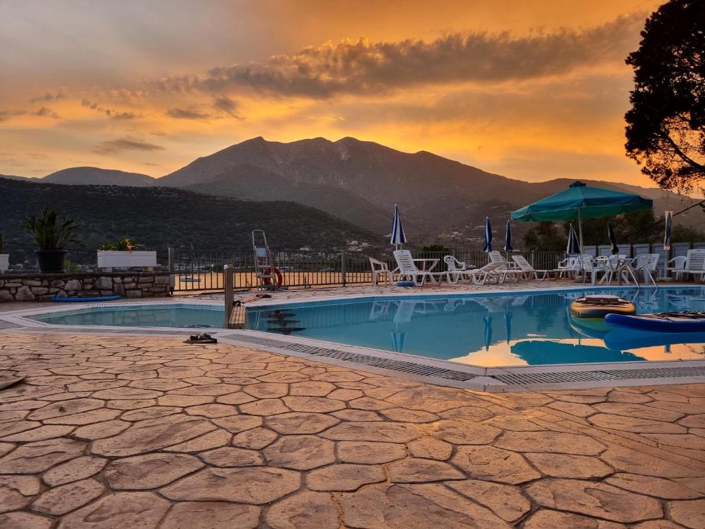 a swimming pool with a view of a mountain at Chakalaka Resort in Vlikhón