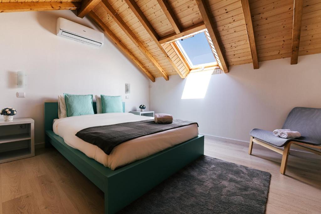 um quarto com uma cama grande e uma janela em Óbidos Wonderful View em Óbidos