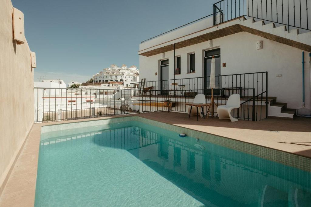 una piscina en el balcón de una casa en Casa Victoire Ayamonte, en Ayamonte