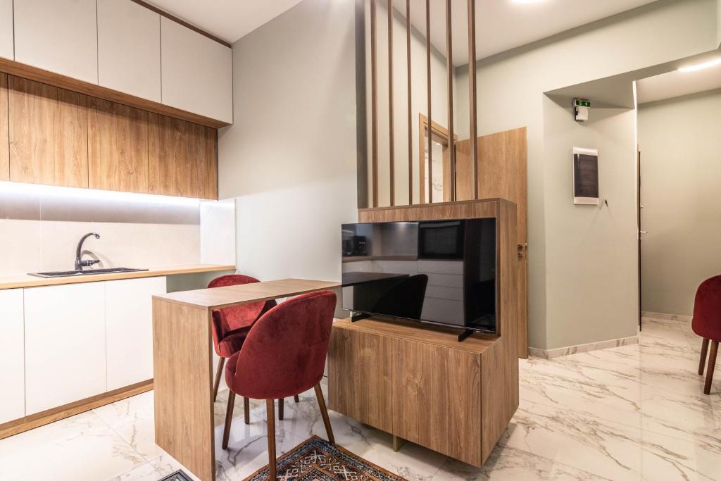 Kuchyň nebo kuchyňský kout v ubytování Cozy Apartment - 8' To Panormou Metro Station