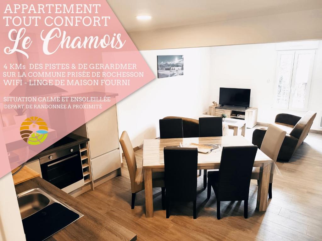 jadalnia ze stołem i krzesłami w obiekcie ⁂⁂ LE CHAMOIS Appartement [CLEDICIHOME] / Magnifique vue sur les montagnes / 4 KMs DE GERARDMER ! ⁂⁂ w mieście Rochesson