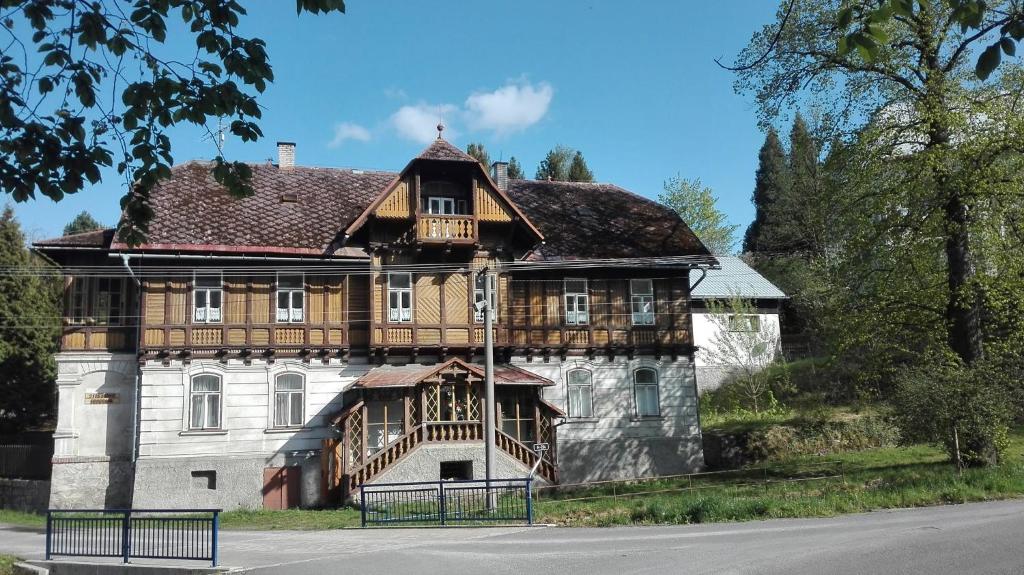 an old house with a wooden roof at středisko Doubrava in Zlaté Hory