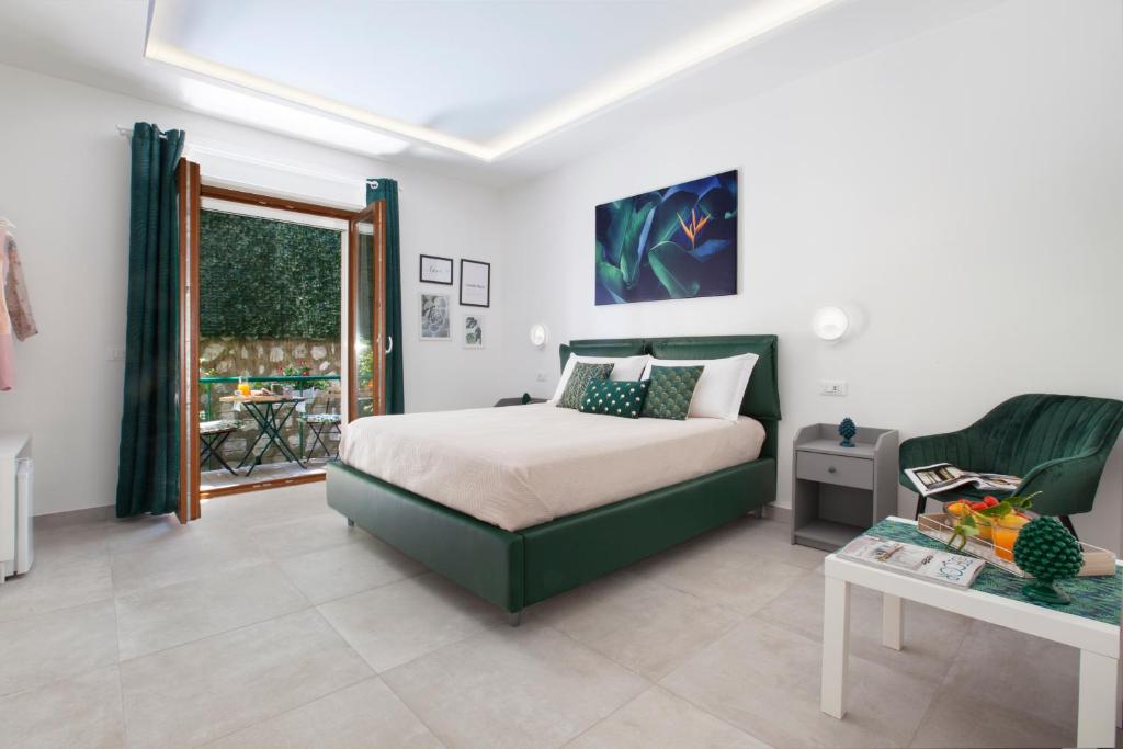 una camera con letto e divano di Millie's Place Sorrento a Sorrento