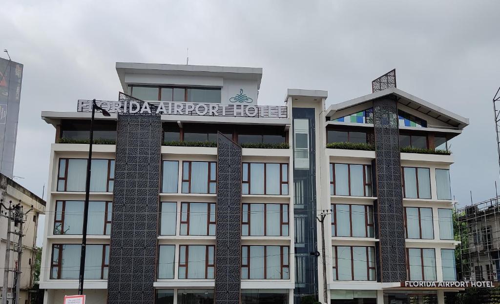 尼杜巴塞萊的住宿－Florida Airport Hotel Kochi，一座高大的建筑,上面有标志