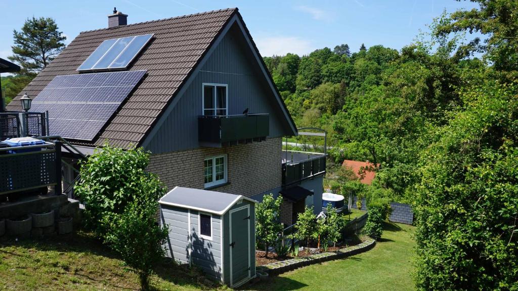 ein Haus mit Sonnenkollektoren auf dem Dach in der Unterkunft Ferienwohnung Wunderschön in Würzburg