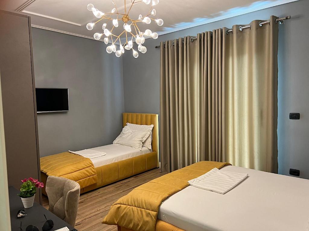 Postel nebo postele na pokoji v ubytování Hotel Vila Tirana