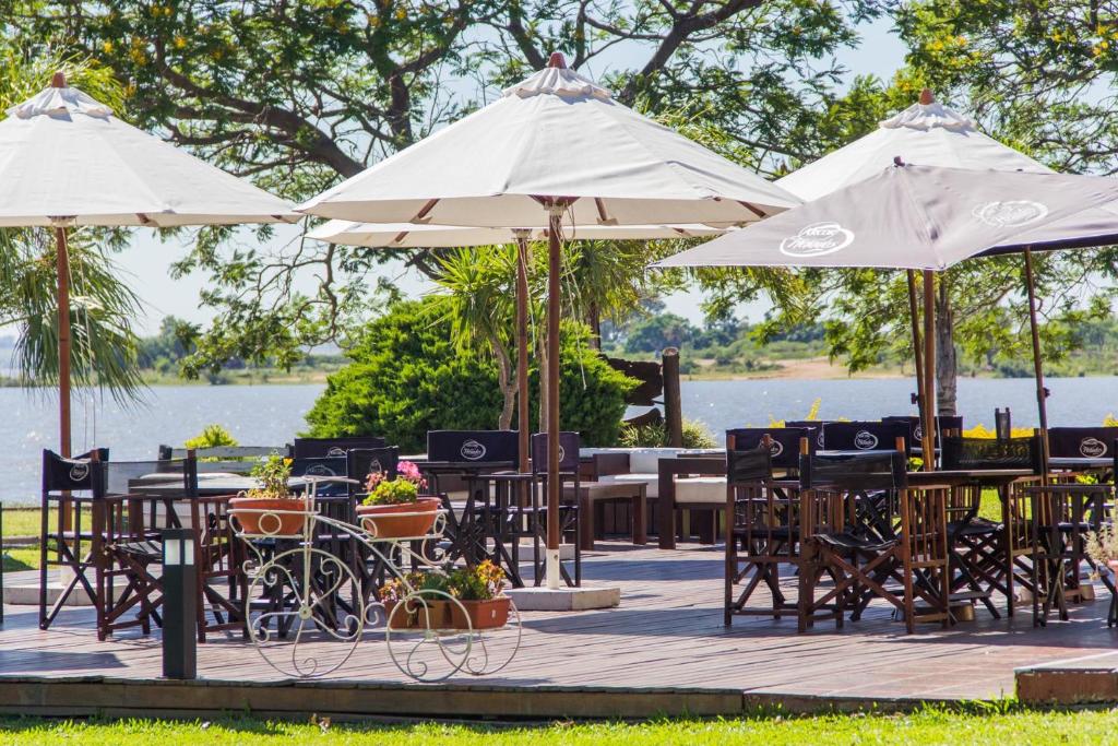 Výhled na řeku, která protéká v blízkosti hotelu