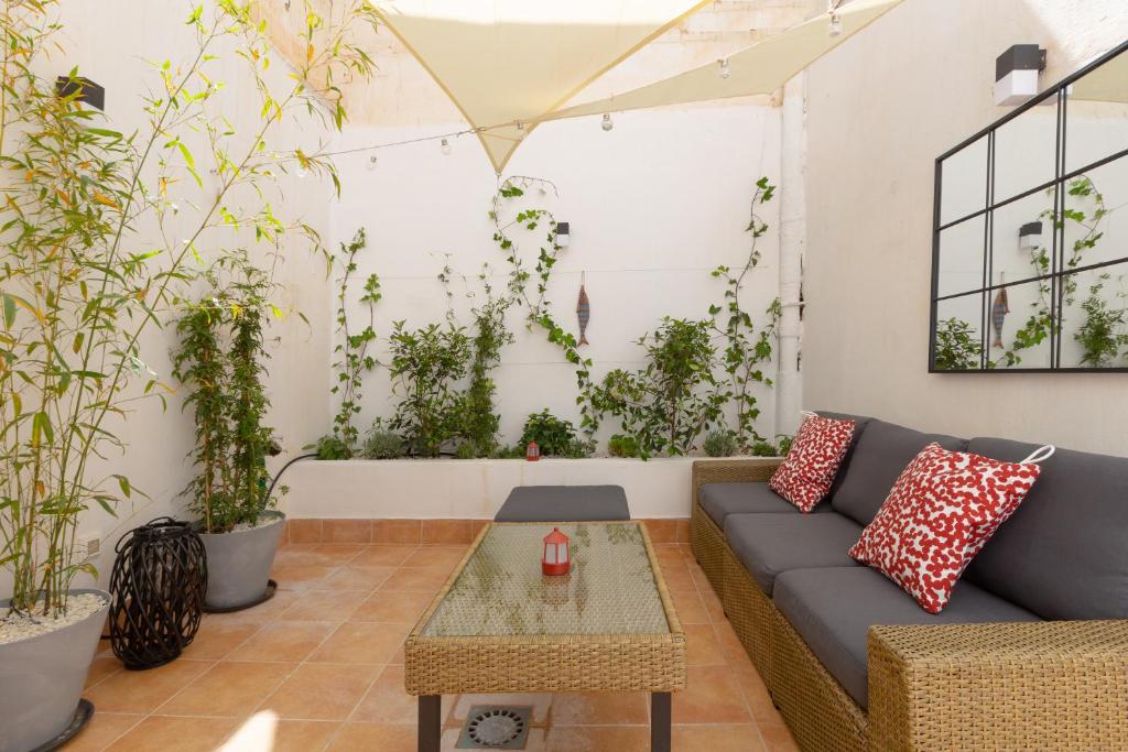Posezení v ubytování Precioso apartamento con patio y dos habitaciones en el barrio de Picasso