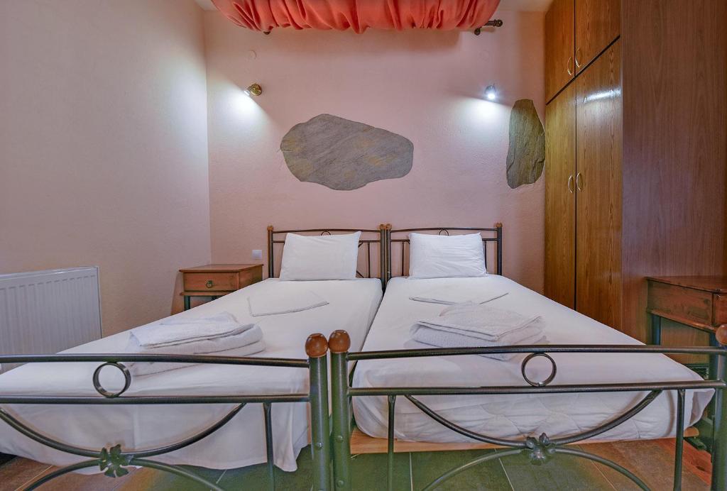 Postel nebo postele na pokoji v ubytování Symmetron Suites