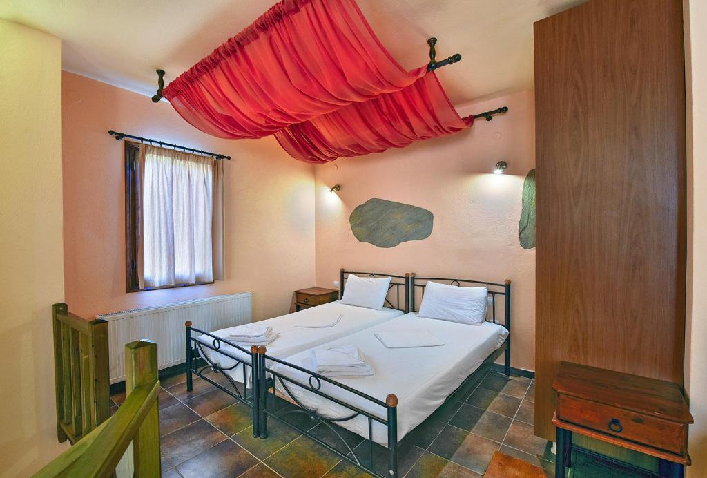 Postel nebo postele na pokoji v ubytování Symmetron Suites