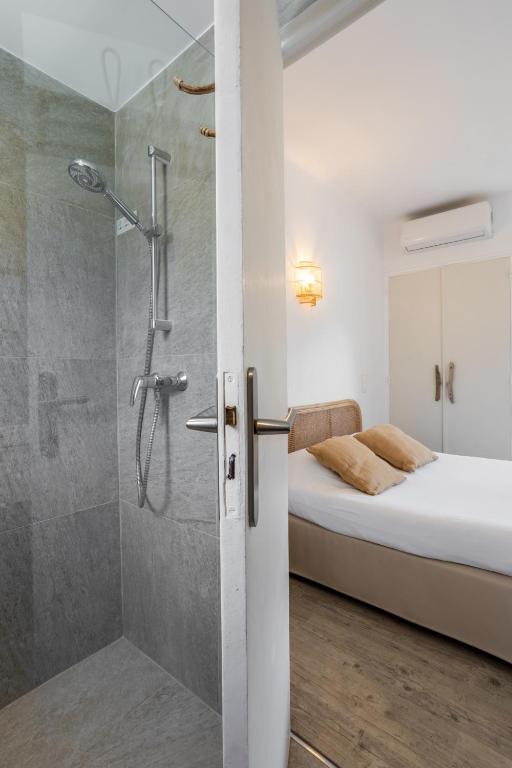 Koupelna v ubytování Hôtel Almanarre Plage - Hôtel Eco-Responsable face à la mer