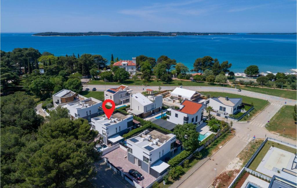 uma vista aérea de uma casa com um balão vermelho em 4 Bedroom Stunning Home In Fazana em Fažana