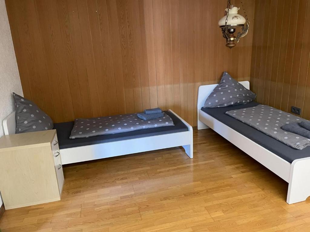 Postel nebo postele na pokoji v ubytování Monteurswohnung Schwarzwald