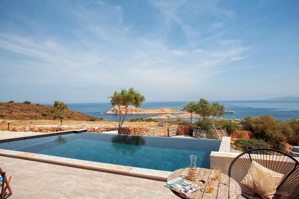 een zwembad met uitzicht op de oceaan bij Villa Bianca in LʼÎle-Rousse