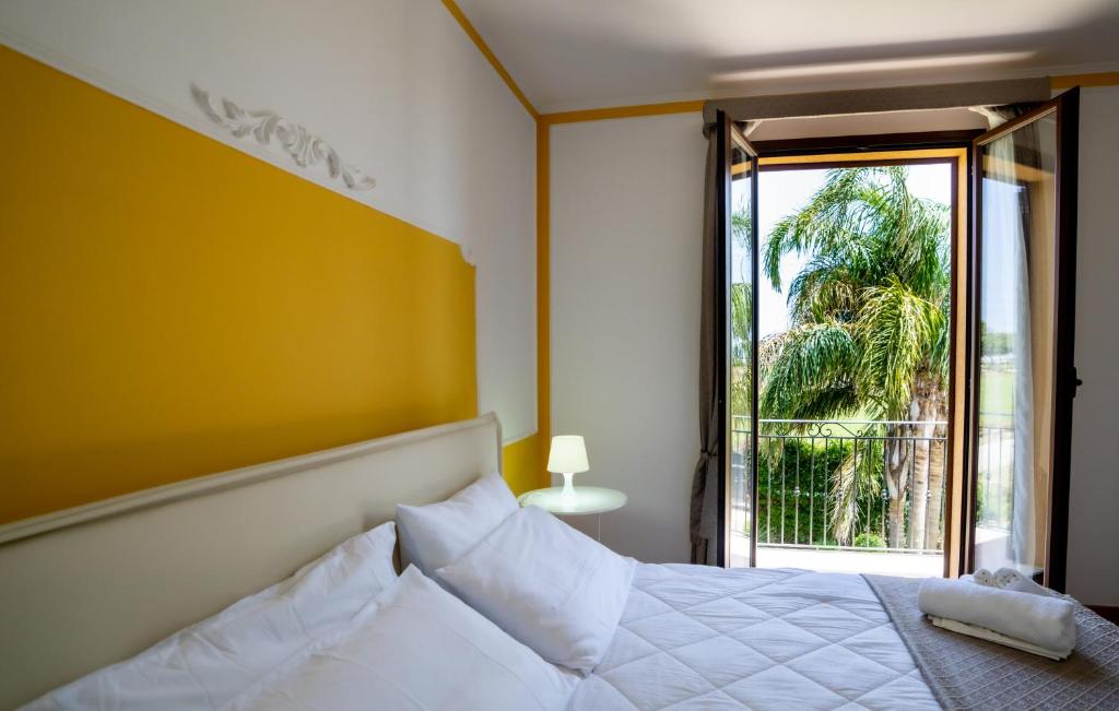 トッレ・ヌビアにある- Vista Egadi -のベッドルーム(白いベッド1台、大きな窓付)