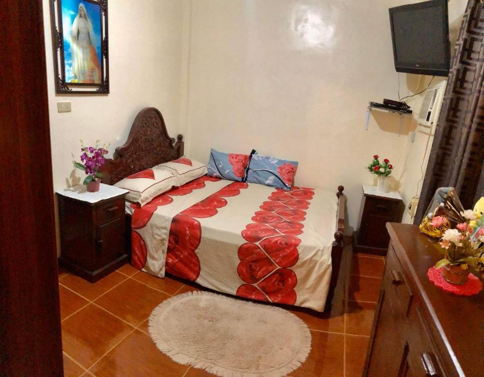 מיטה או מיטות בחדר ב-15pax-2 minutes to Vigan-RoseandFer Transient-2 Bedroom House
