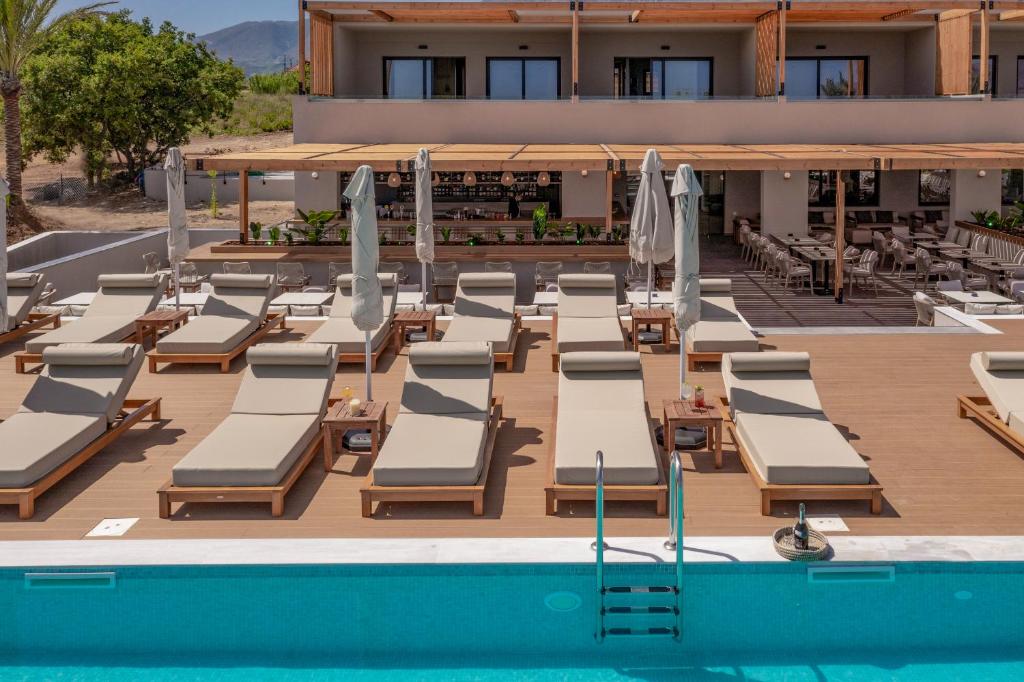 Bazén v ubytování Georgioupolis Suites & Aqua Park nebo v jeho okolí