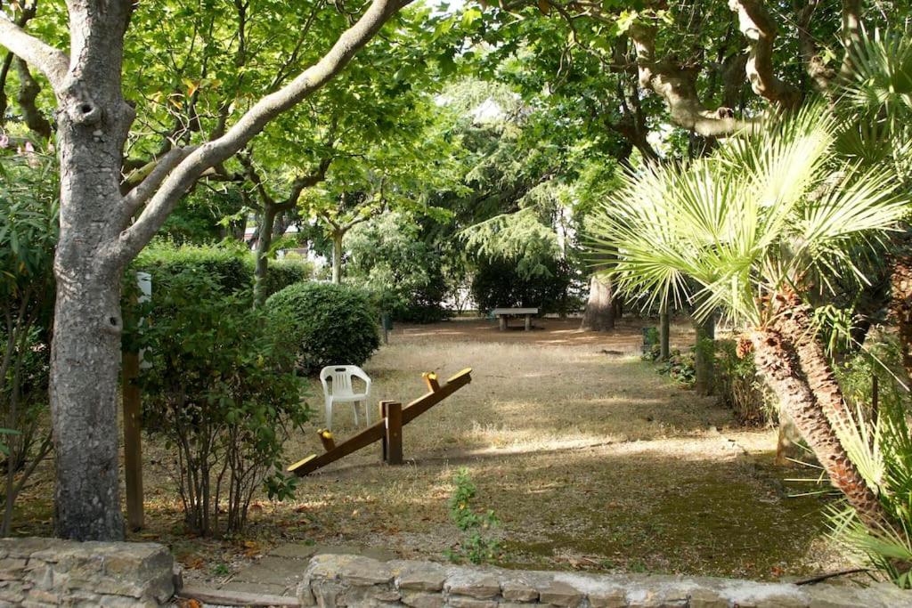 Vonkajšia záhrada v ubytovaní T2 Palais Lumière, plage à 200m