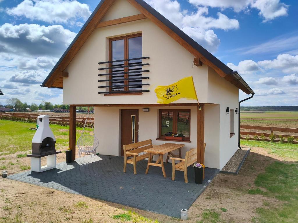 Casa pequeña con mesa y estufa de leña en Domek u Lipków na Kaszubach "Oliś" JACUZZI, en Gostomko