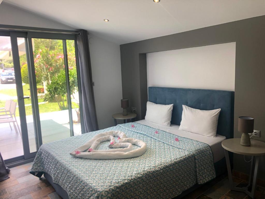 Zinozis Beach Apartments - 14