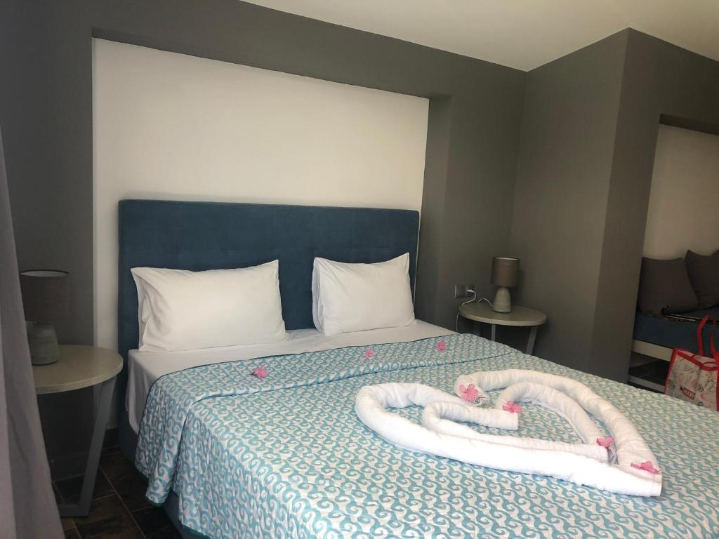 Zinozis Beach Apartments - 15