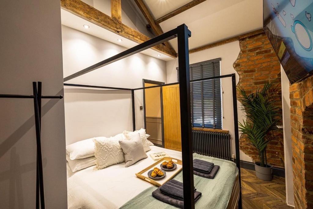 sypialnia na poddaszu z łóżkiem z białą pościelą w obiekcie Town center cottage with Hot tub w mieście Morpeth