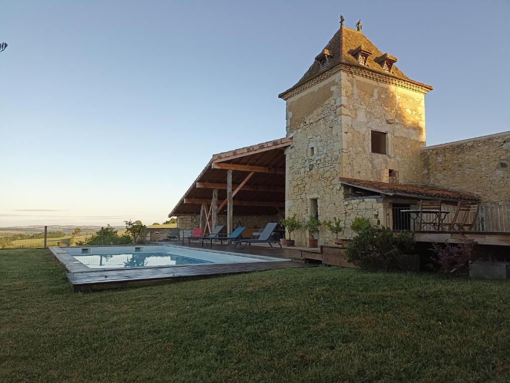 una casa con piscina en el patio en PIGEONNIER DE SABAILLAN, en Castelnau-dʼArbieu