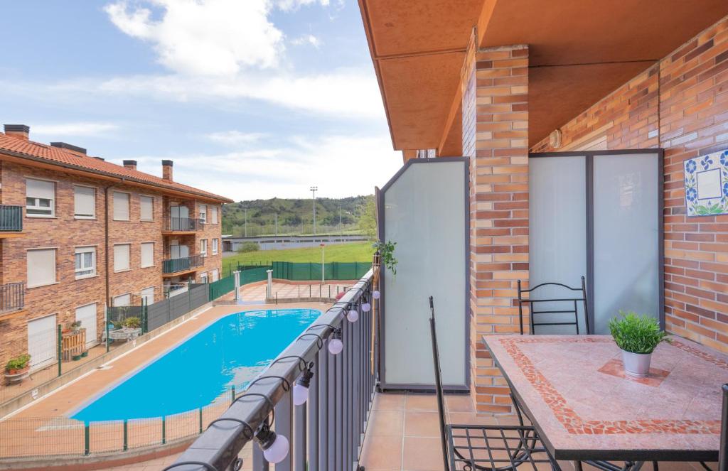 balcón con vistas a la piscina en Sabea - Baskey Rentals, en Iraeta