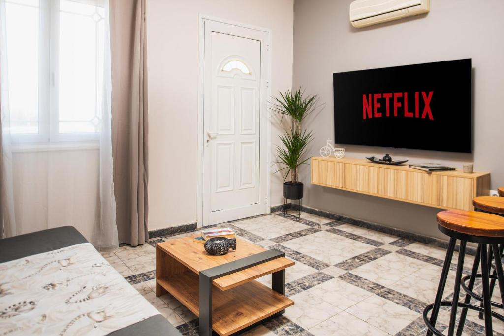 TV a/nebo společenská místnost v ubytování Asya Sea View Apartment