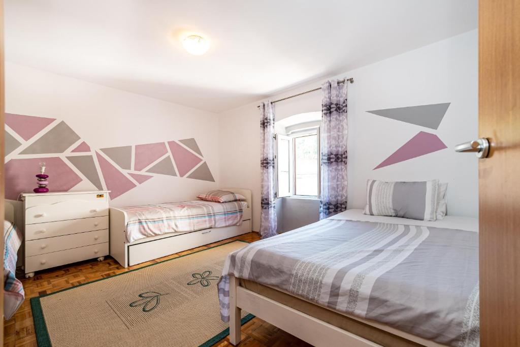 een slaapkamer met 2 bedden en een raam bij Apartman Best in Novigrad Dalmatia