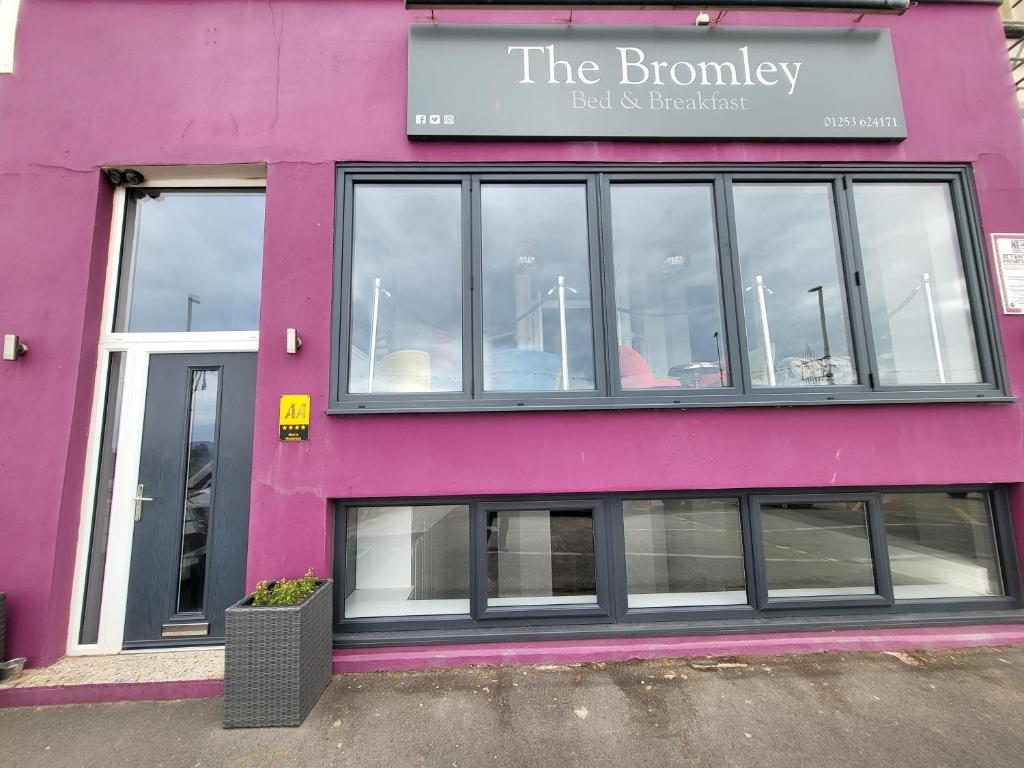 un edificio rosa con un cartello sopra di The Bromley a Blackpool