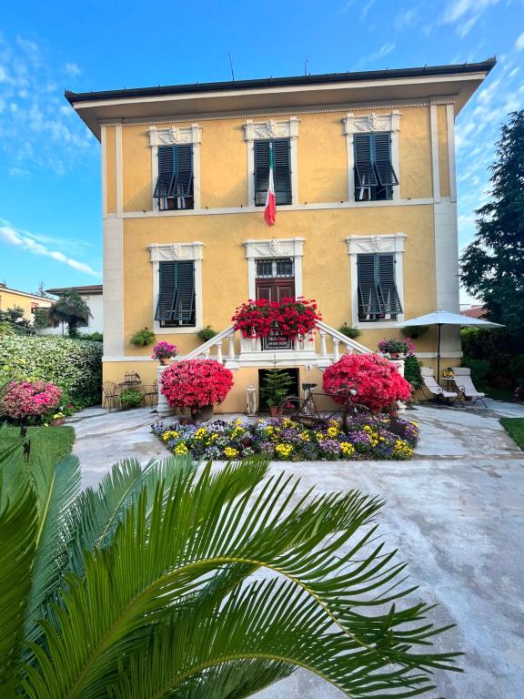 un edificio giallo con dei fiori davanti di Villa San Donato B&B a Lucca