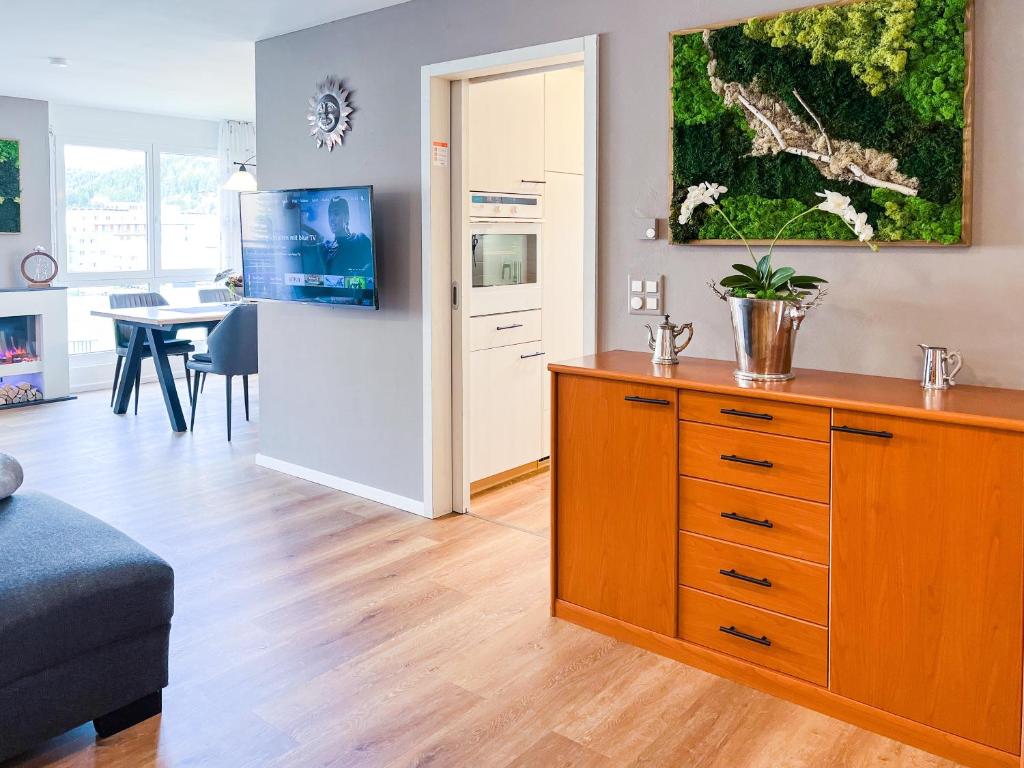 TV a/nebo společenská místnost v ubytování swissme - 100qm - Balkon - 2 Bäder - Parkplatz - Fußbodenheizung