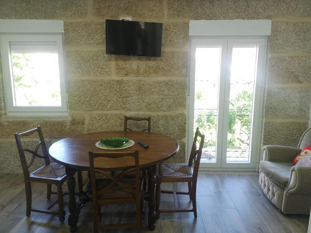 a dining room with a wooden table and chairs at 5 Cinco in Chaves